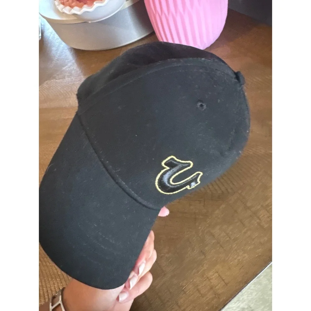True Religion Mens Horseshoe Logo Snapback Baseball Hat Black Gold One Size